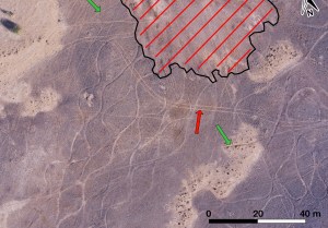 Garis misterius di Boha, India. Arsir merah mengindikasikan kerusakan manusia, panah merah menandakan jejak kendaraan, dan panah hijau menandakan jalur yang dilalui hewan ternak.