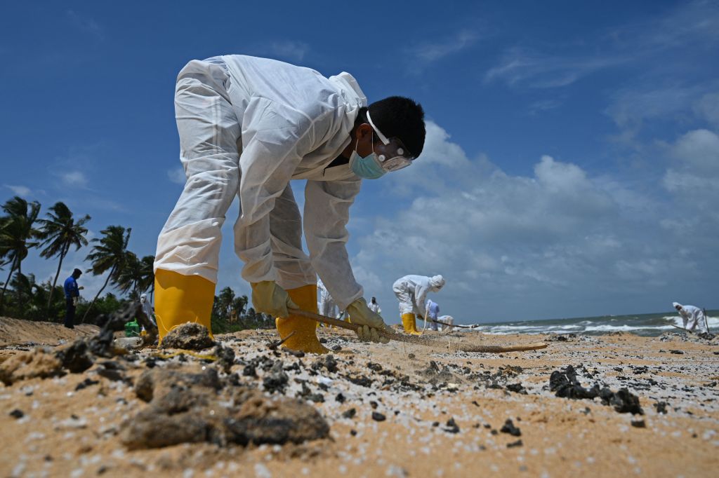 sri lanka, ship, disaster, environment, beach pollution