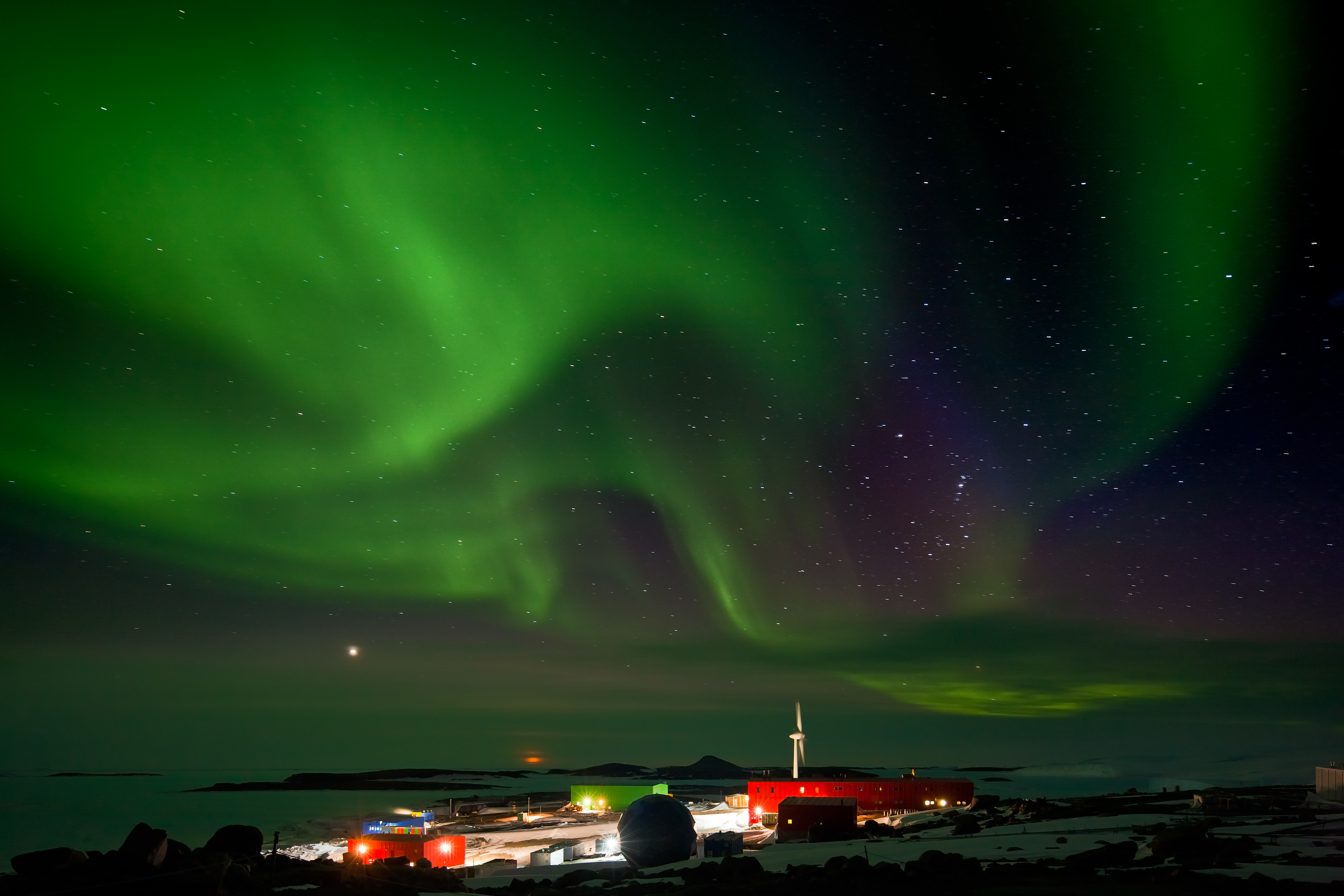 Mawson station under aurora australis by Ian Phillips.jpg