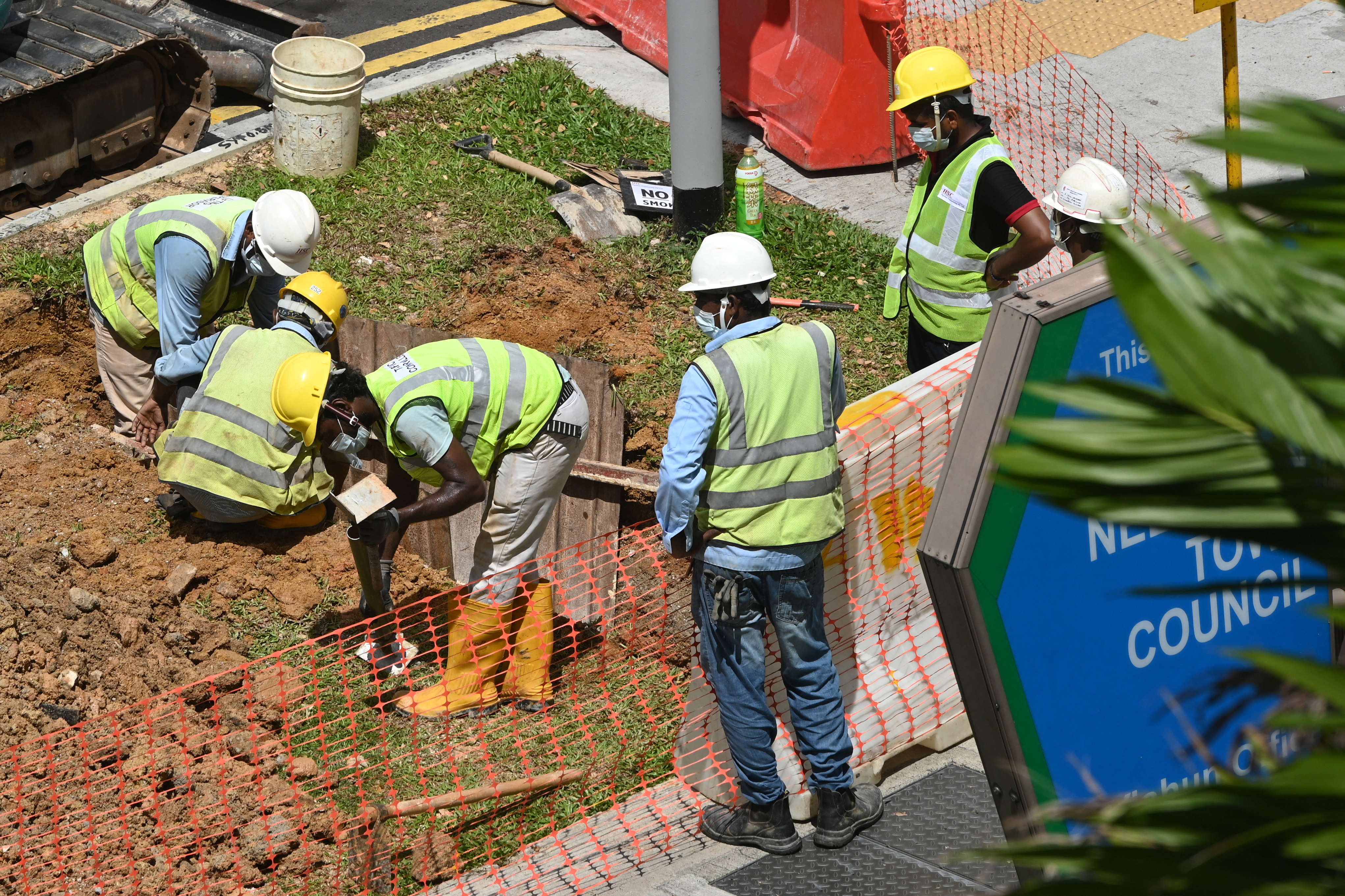 Migrant workers at a construction site in Singapore. Photo: Roslan Rahman / AFP