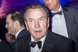 Ex-Kanzler Gerhard Schröder in Anzug und Fliege bei einer Veranstaltung; wir haben seine politische Laufbahn und sein Leben seitdem genauer unter die Lupe genommen