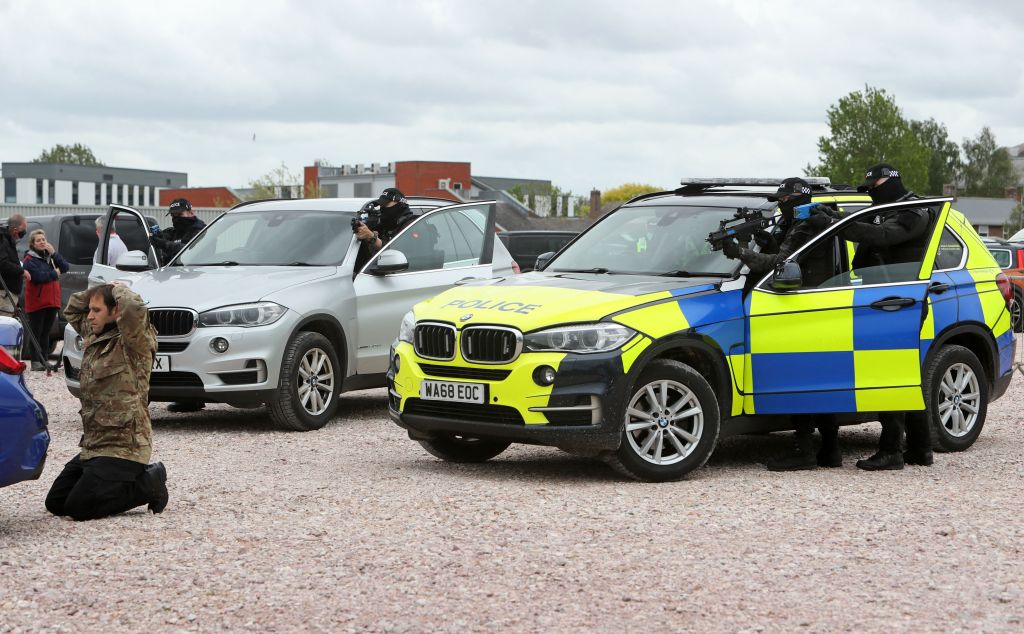 Police firearms officers hold their weapons as they demonstrate a 'compliant stop' during a demonstration for media ahead of the upcoming G7 Summit to be held in Cornwall, at the Police headquarters in Exeter, southwest England. Photo: Geoff Caddick / AFP