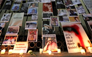 Periodistas y activistas crearon un altar para el periodista asesinado Javier Valdez frente a las oficinas del gobierno en la Ciudad de México, luego de que fuera asesinado en la ciudad de Culiacán el 15 de mayo de 2017.