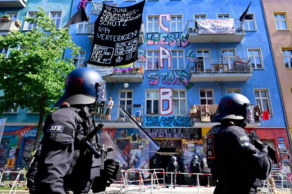 Police officers outside 94 Rigaer Strasse street in Berlin's Friedrichshain district on the 17th of June, 2021, where a fire protection inspection was planned by the fire department and is opposed by residents squatting in the building. ​Photo: John MACDO