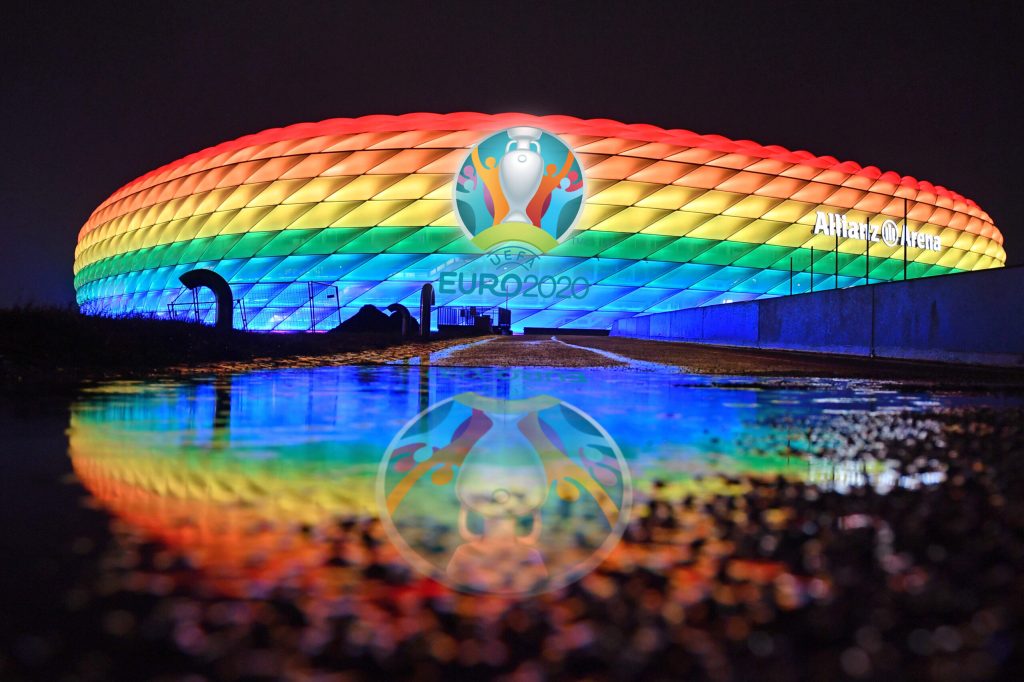 Die Allianzarena wird in Regenbogenfarben ausgeleuchtet, die für die LGBT-Community stehen, um im Sport ein Zeichen der Inklusion zu setzen.