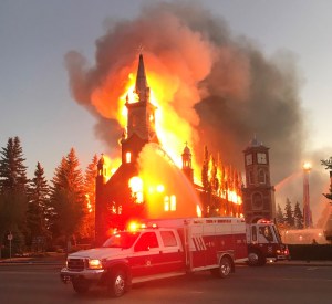 Enam Gereja Katolik di Kanada Dibakar Akibat Skandal Penemuan Jasad Masyarakat Adat