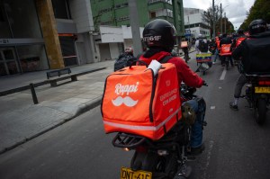 Repartidores de Rappi trabajando