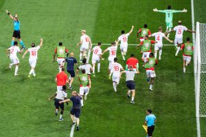 Die Schweizer Nationalmannschaft rennt nach dem EM-Sieg über Frankreich jubelnd über den Platz; jetzt sind die Spieler in den Schweizer Medien plötzlich gefeierte Helden, vorher war das noch ganz anders