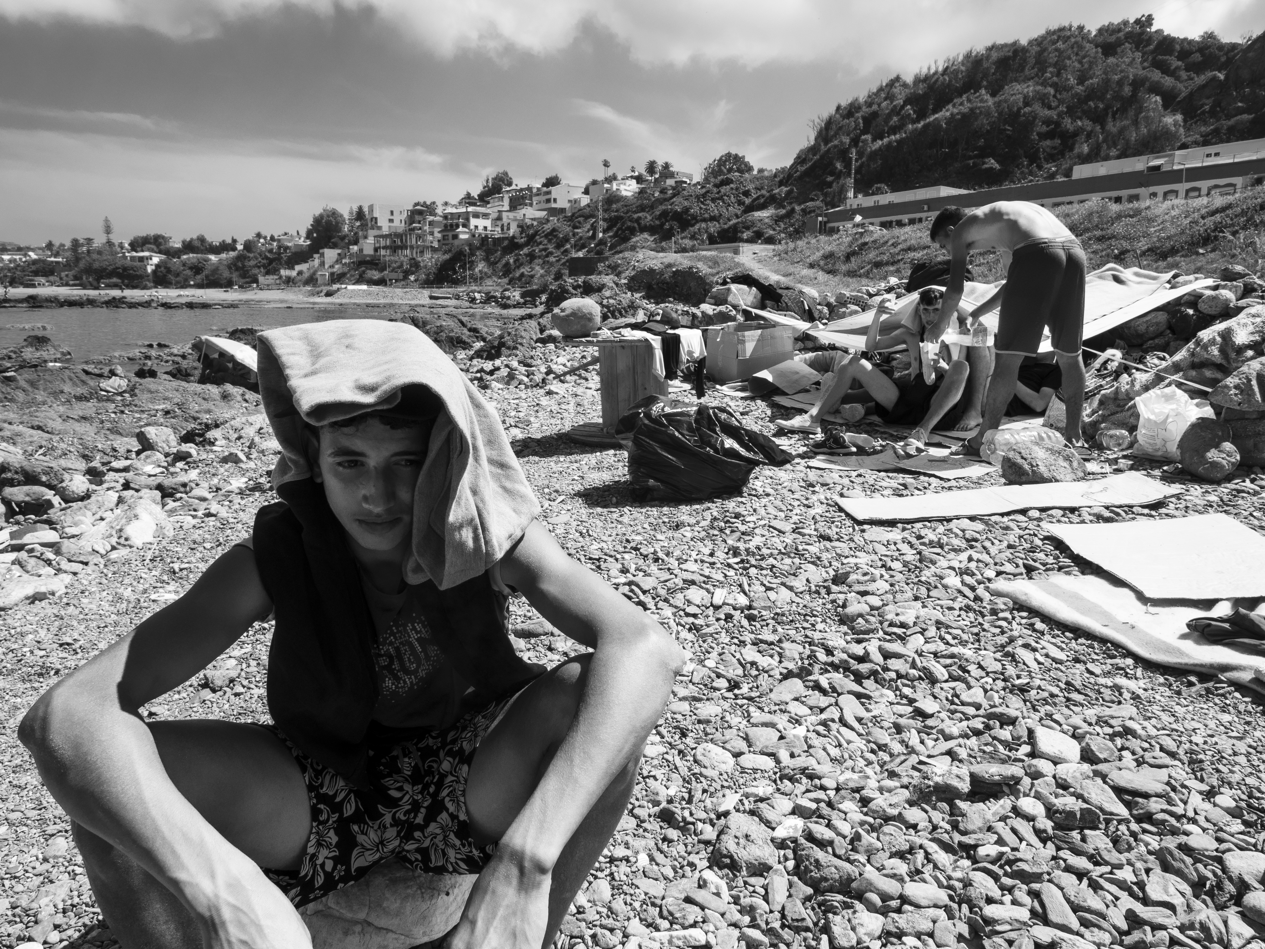 Hervé Lequeux, Ceuta – Accampamento di migranti in una spiaggia di Ceuta