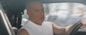 Vin Diesel mengendarai mobil