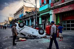 Patrulla de la policía volcada en la calle durante una manifestación contra el presidente cubano Miguel Díaz-Canel