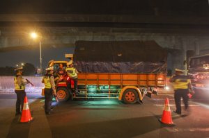 Remaja Bekasi Tewas Ditabrak Saat Bikin Konten Video Hadang Truk Challenge Malaikat Maut sopir diburu polisi