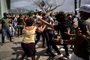 La policía detiene a un manifestante contra el gobierno durante una protesta en La Habana, Cuba, el domingo 11 de julio de 2021