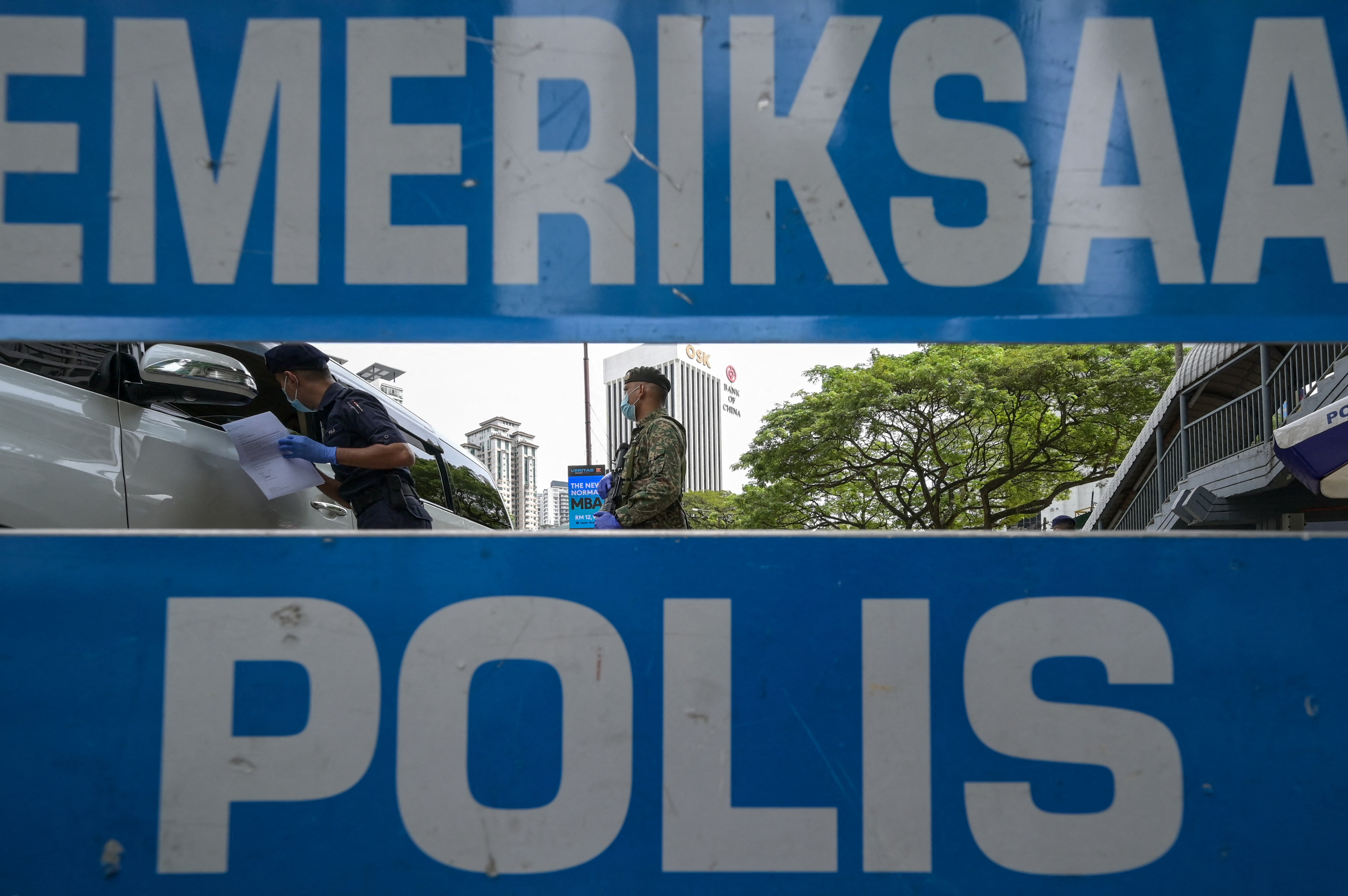 A police checkpoint in Kuala Lumpur. (Photo: Mohd RASFAN / AFP)