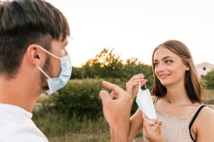 iluzie optica de la masti, de ce oamenii arata atat de diferit fara masti