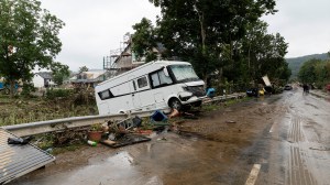 Ein Wohnwagen rollt rückwärts von der L83 herunter, darum herum Verwüstung, die durch die Hochwasserkatastrophe ausgelöst wurde.