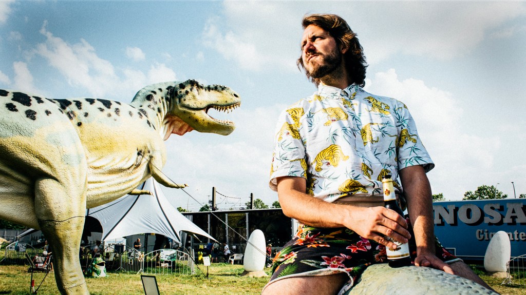 Ein Tyrannosaurus Rex aus Plastik und Vice Autor Robert Hofmann. Die Ausstellung Dinosaurier im Reich der Urzeit ist ein bisschen trashig, zeigt aber, was wir Menschen mit den Dinos gemeinsam haben.