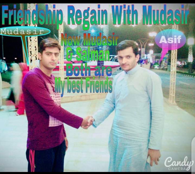 Mudasir dan Asif berjabatan tangan dengan tulisan 'Friendship Regain with Mudasir' dan 'Now Mudasir $ Salman Both are My best Friends'