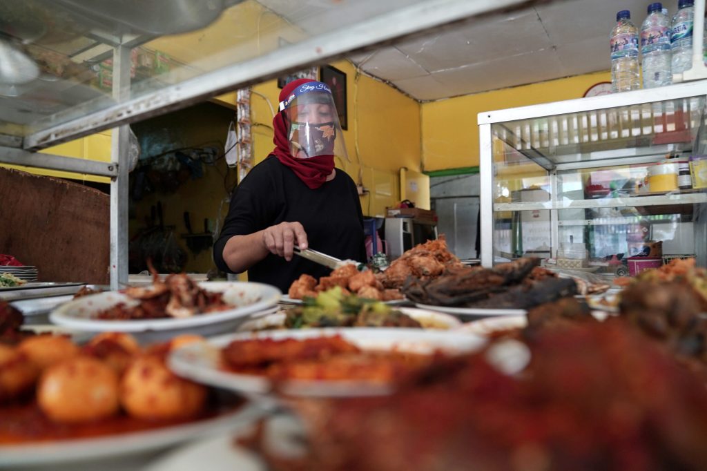 Aturan Dinas Perindustrian dan UKM DKI Jakarta Syarat Makan di Warteg Wajib Bawa Surat Vaksin