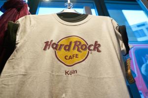 Kaus putih berlogo Hard Rock Cafe