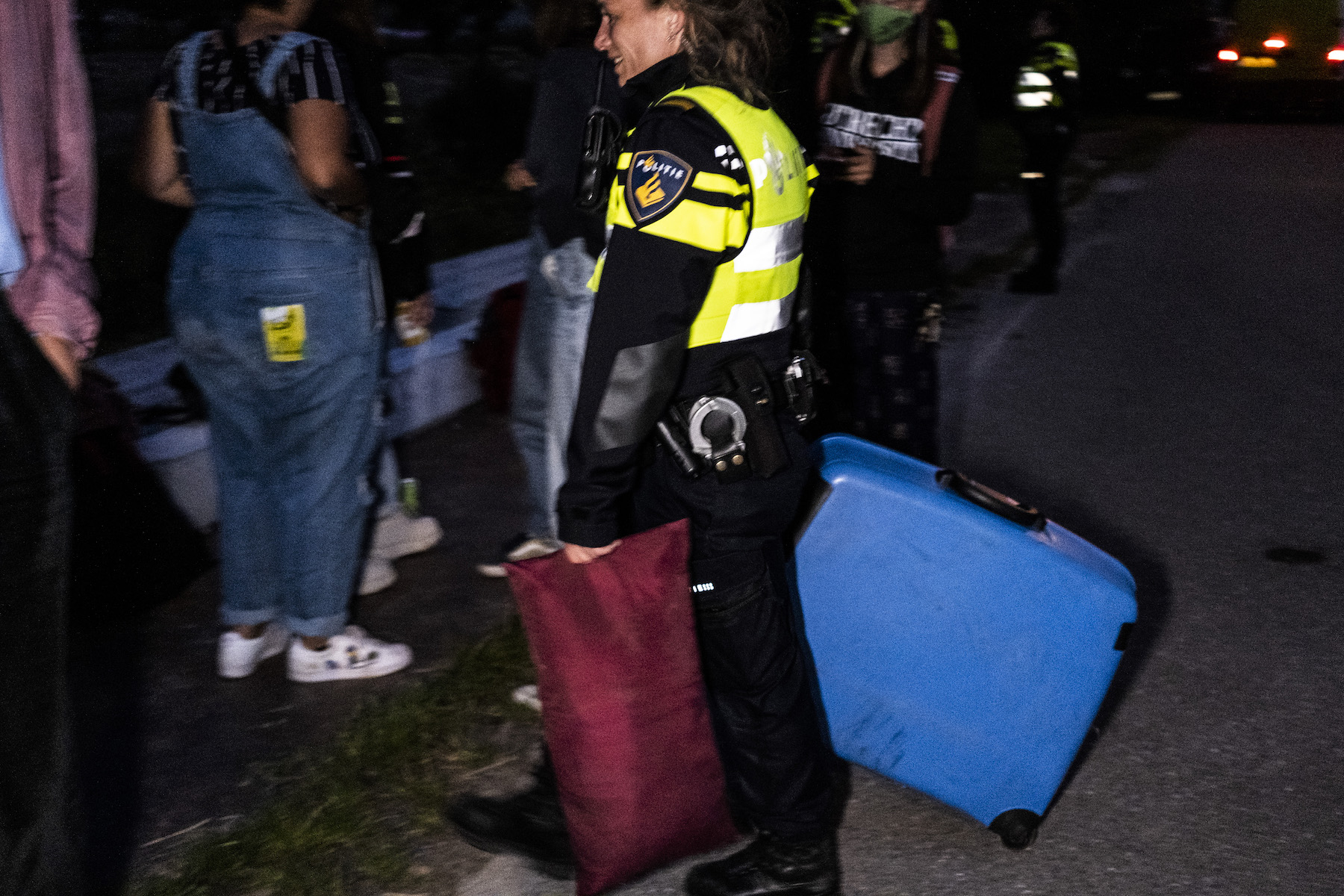 Politie met spullen. Foto Roos Pierson,