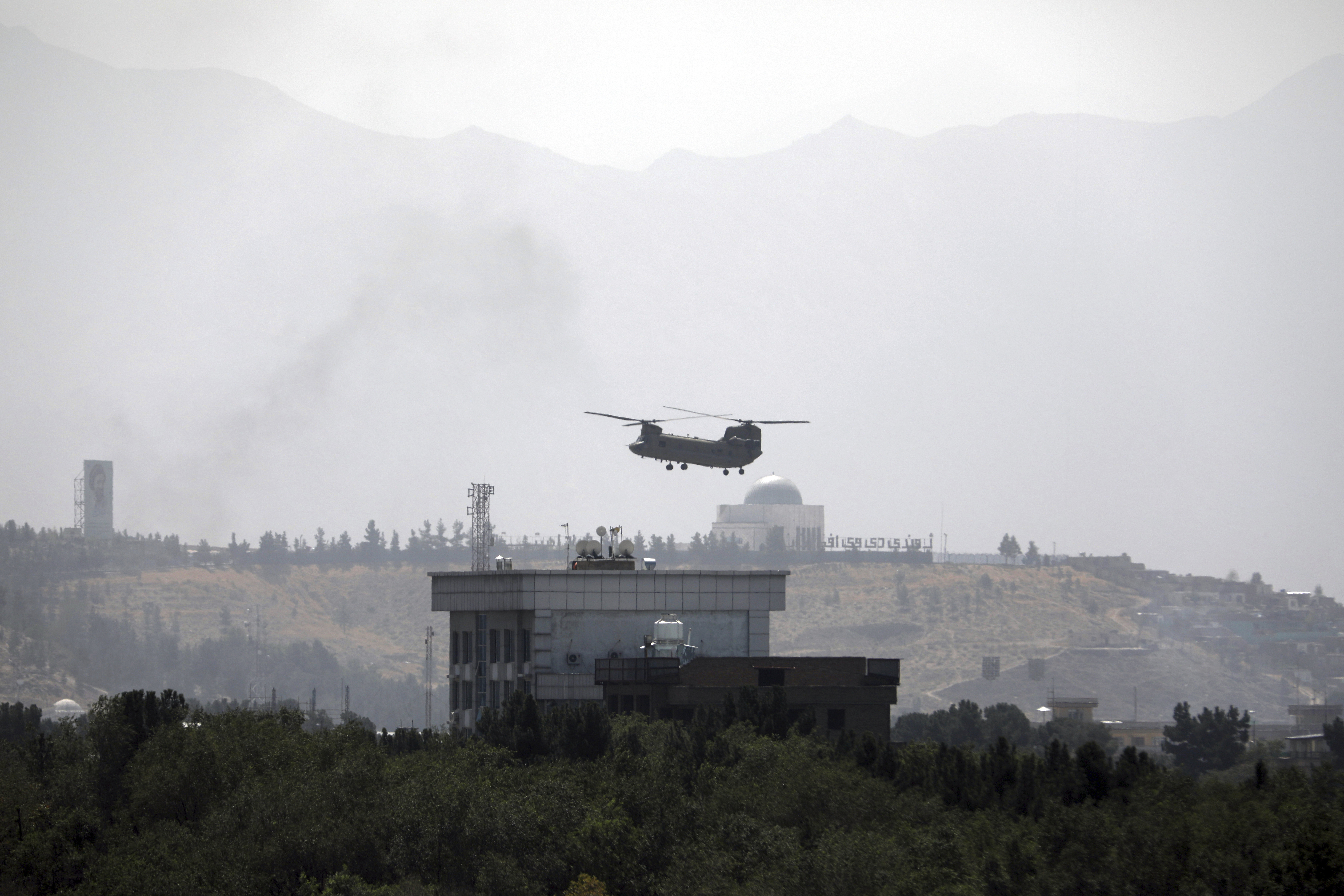 A US Chinook helicopter flies over the US embassy in Kabul on Sunday. Photo: AP Photo/Rahmat Gul