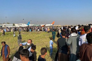 Shocking Footage Shows Afghans Clinging to Plane as it Takes Off, With Some Reportedly Falling to Their Deaths