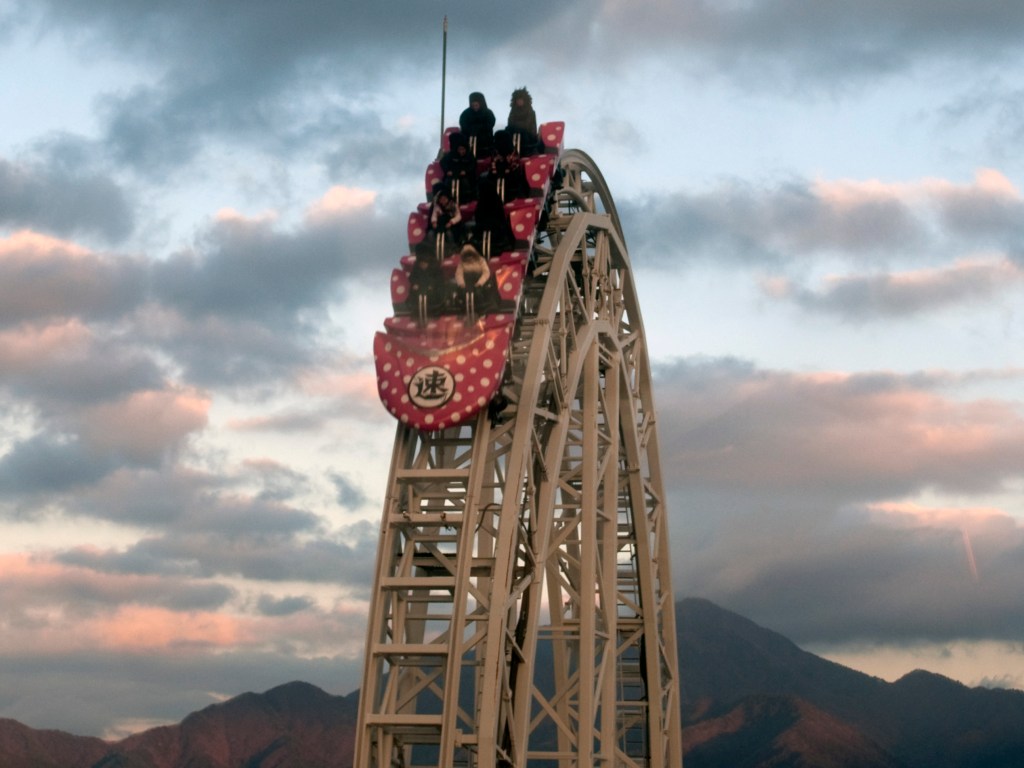 Roller Coaster Tercepat Fuji-Q Highland di Jepang Dilarang Beroperasi usai enam Penumpang Patah Tulang