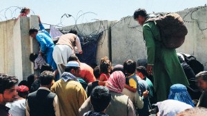 Menschen versuchen, über die Mauer des Flughafens in Kabul zu klettern, um vor den Taliban aus Afghanistan zu fliehen.