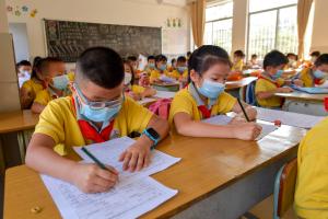 Murid sekolah sedang ujian