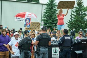 anti-mask hecklers protesting a Liberal rally for Justin Trudeau