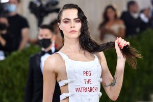 Cara Delevingne en la Gala del Met con el chaleco con "Peg the Patriarchy".