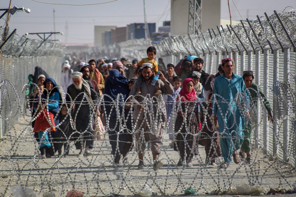 Afghan refugees crossing Spin Boldak-Chaman Border