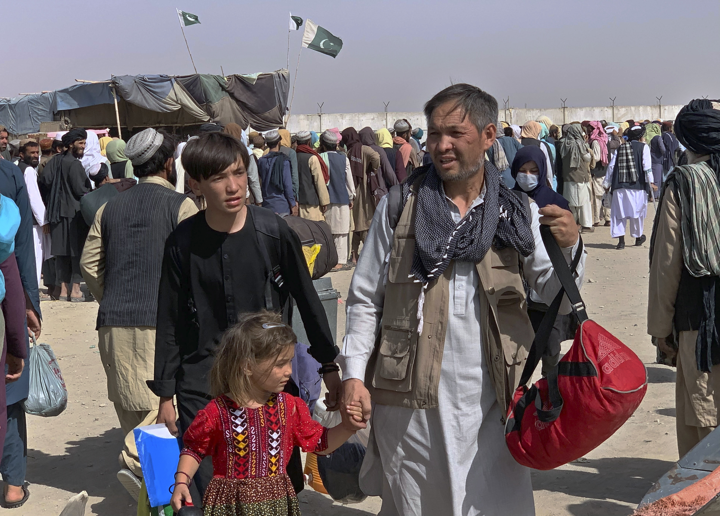 Afghan Refugees crossing Pakistan Border