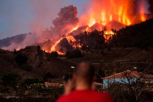 Lava runs from the volcano Cumbre Vieja on the Canary Island of La Palma​. Photo: Arturo Jimenez/picture-alliance/dpa/AP Images