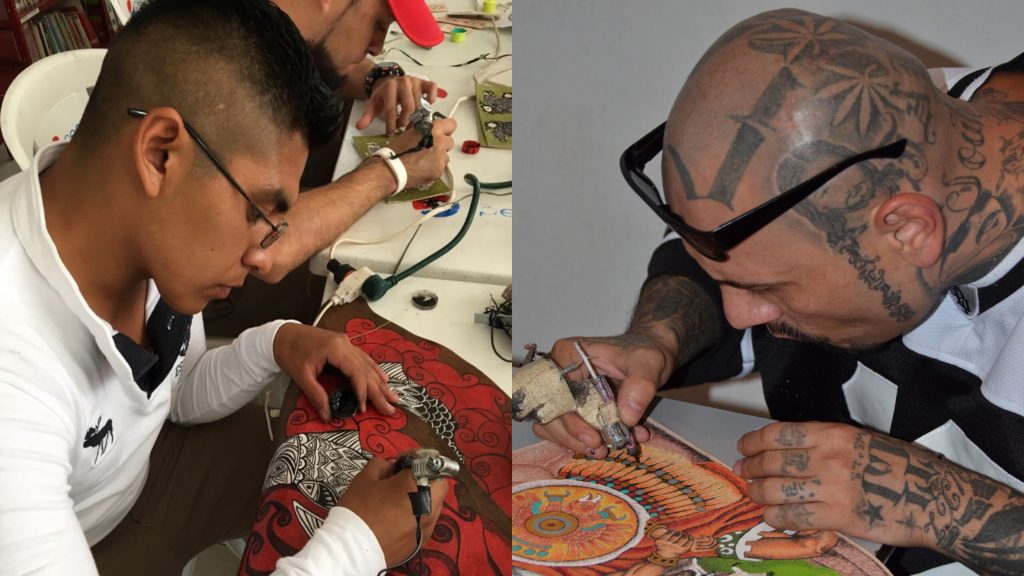 Hombrescon tatuajes tatuando