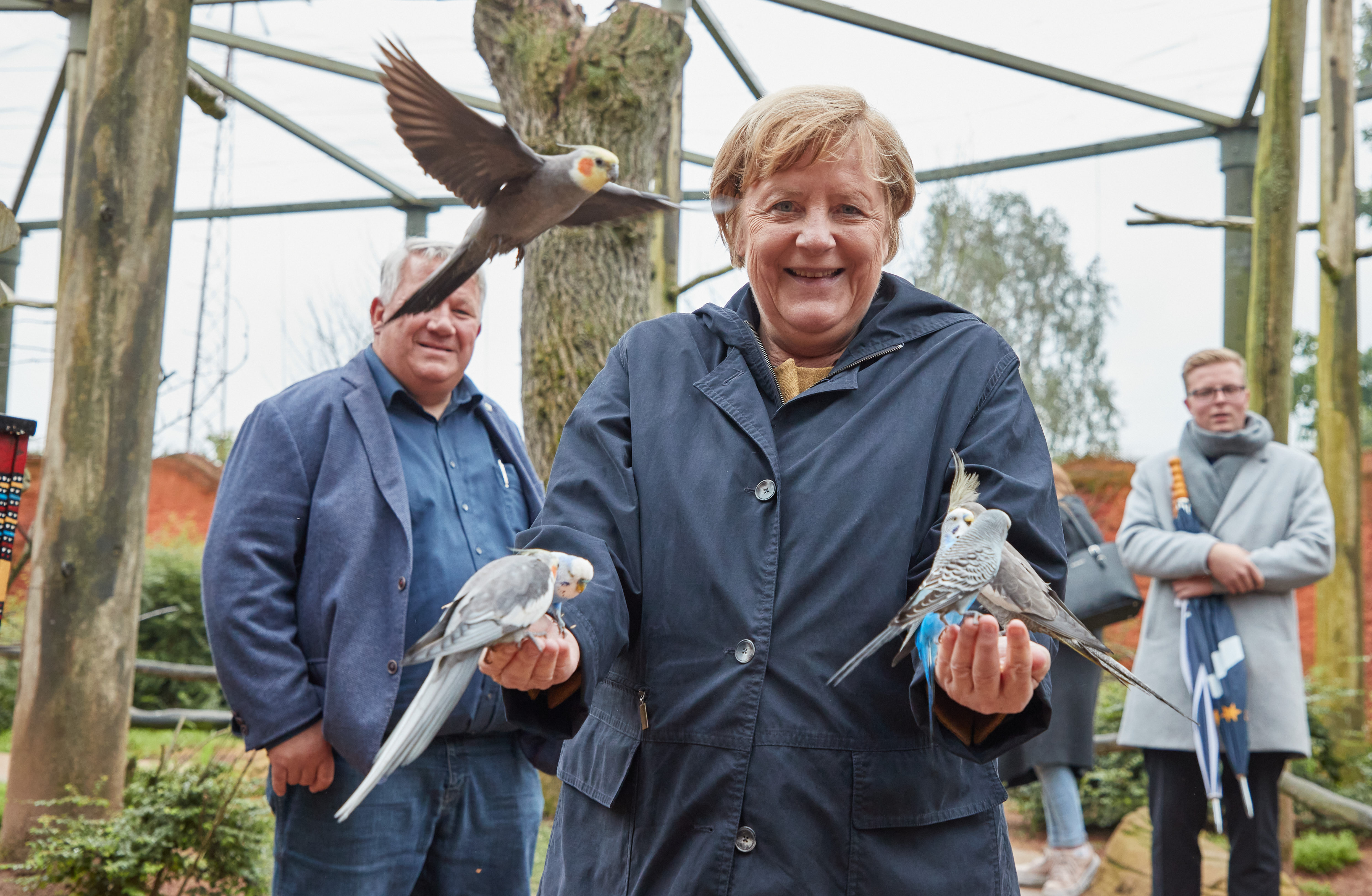 Angela Merkel lacht mit Vögeln