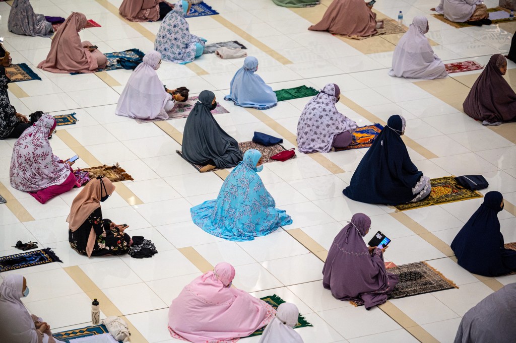 Saf salat perempuan yang menerapkan jaga jarak di masjid