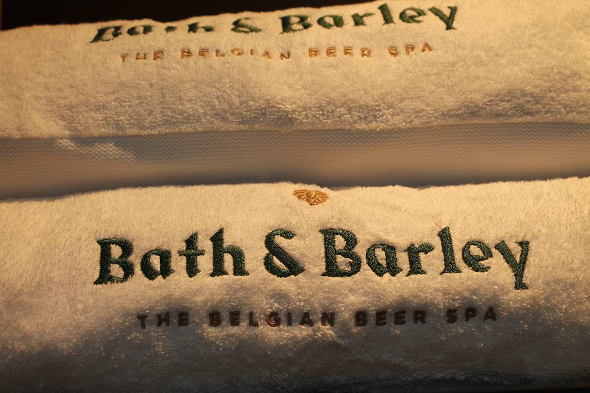 Bart & Barley, beer spa Belgium – two white towels embroidered with the spa's logo.