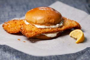 Panino con pesce fritto