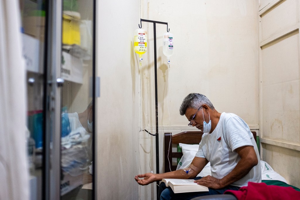 Grover López recibe una inyección de solución de dióxido de cloro el 27 de julio de 2021 en Santa Cruz, Bolivia. Foto: Jika González/VICE World News