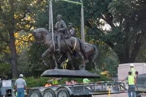 Workers remove a statue of a statue of Confederate general Robert E. Lee from Robert E. Lee Park in Dallas, Texas, on September 14, 2017. (