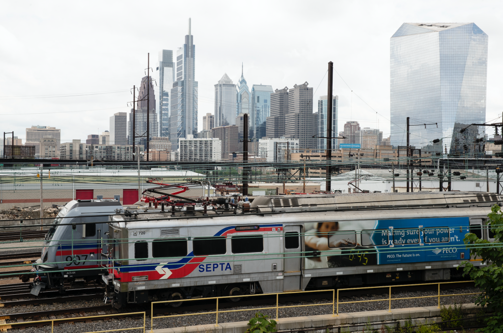 Trenes de la Autoridad de Transporte del Sureste de Pensilvania, Filadelfia, estacionados en las cercanías de la estación de 30th Street, el miércoles 19 de junio de 2019.