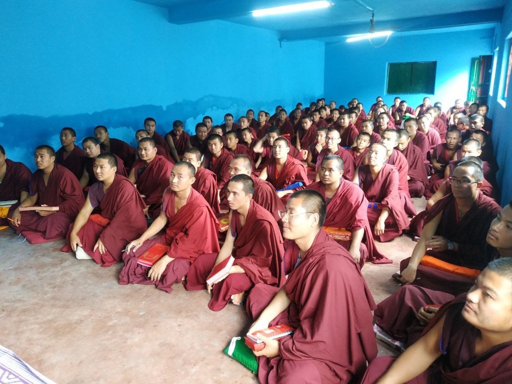 Para biksu belajar pendidikan seks di biara desa Trashigang, Bhutan. Semua foto milik Jigme Choden.