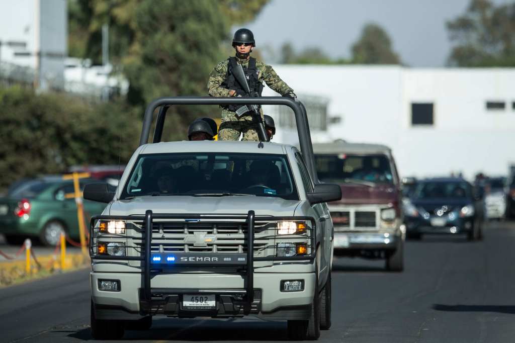 FOTO: MARINES MEXICANOS PATRULLAN AFUERA DEL HANGAR EN ESPERA DE LA LLEGADA DE JOAQUÍN 'EL CHAPO' GUZMÁN, ARRESTADO EN ENERO DE 2016 EN LA CIUDAD DE MÉXICO, MÉXICO. FOTO DE MIGUEL TOVAR/LATINCONTENT VÍA GETTY IMAGES.