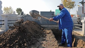 cimitir slobozia gropar, job de gropar, salariu gropar in romania