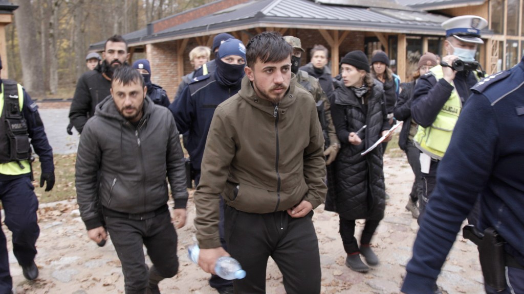 Polish police transfer three Iraqi asylum seekers to the border guards.