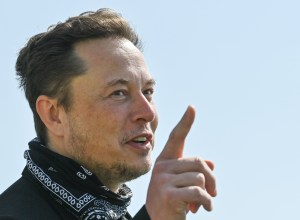 Elon Musk mengacungkan jari