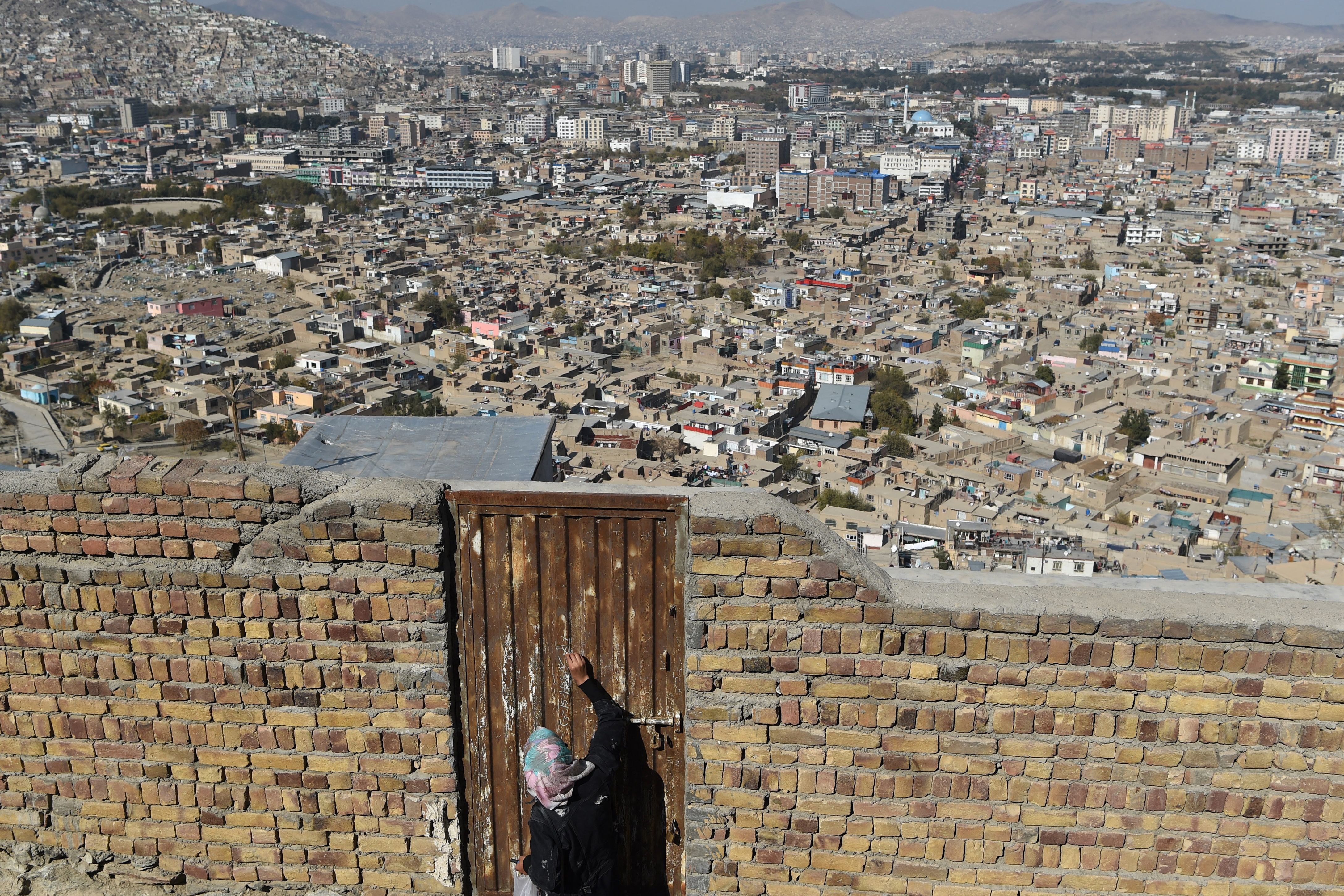 A health worker marks a door after administering a polio vaccine during a vaccination campaign in Kabul. Photo: WAKIL KOHSAR/AFP via Getty Images