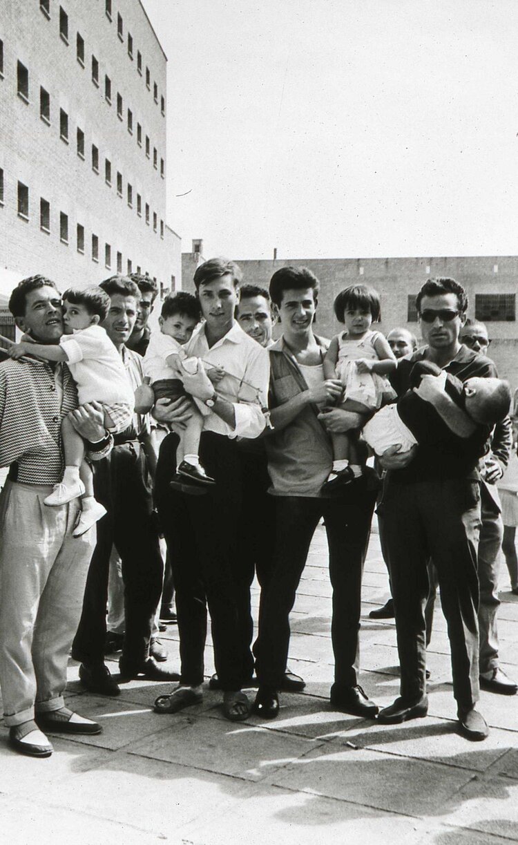 PRESOS DE LA CÁRCEL DE CARABANCHEL CON SUS HIJOS (1962) FOTOGRAFÍA MEMORIA DE MADRID.jpg